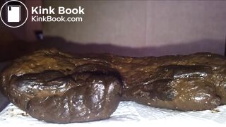 Je défèque et je joue avec mon sexe dur et mon caca chaud