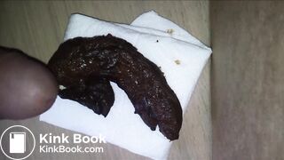 Je défèque et je joue avec mon sexe dur et mon caca chaud