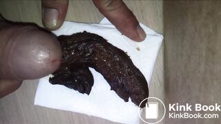 Je défèque et je joue avec mon sexe dur et mon caca chaud