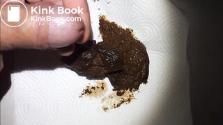 Grosse décharge fécale, masturbation et éjaculation scato