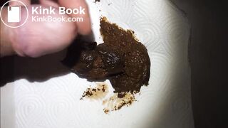 Grosse décharge fécale, masturbation et éjaculation scato