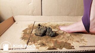 pantyhose milf in very messy scat