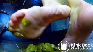 Shitting in her feet