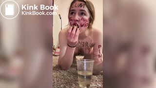 Belle cochonne mange son caca