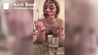 Belle cochonne mange son caca