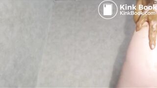 Belle milf joue dans sa merde