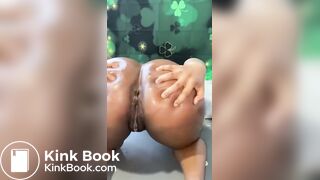 Ebony big booty twerk and plays with her shit/scat