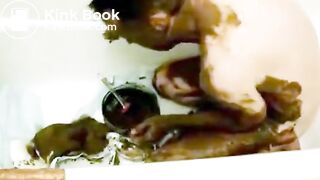 shit play in the tub