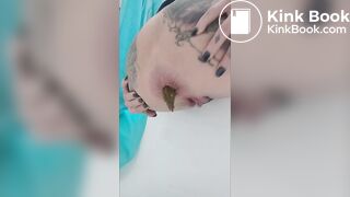 Mommy drops the deuce