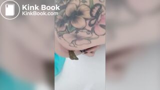 Mommy drops the deuce