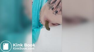 Mommy drops the deuce