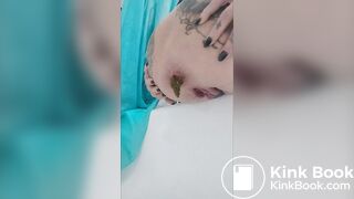 Mommy drops the deuce