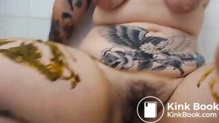 Tattooed hot performer shitting and smearing