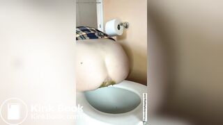 SCAT - Molly pooping