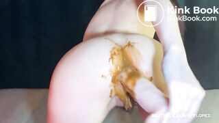 SCAT - Sexy girls Pooping