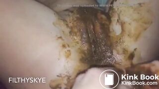 SCAT - Sexy girls Pooping 11