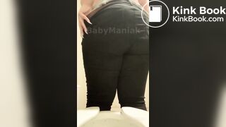 Mixed BBW Taking Nice Shit