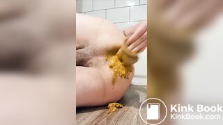 Gay scat slut loves to fuck his ass