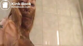 Beautifull Maisy play with her shit in the shower