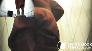 Взрослая женщина какает в п