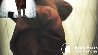 Взрослая женщина какает в п