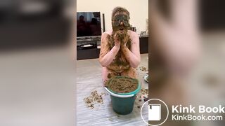 She loves cowshit! Vol met die bek in de mest!