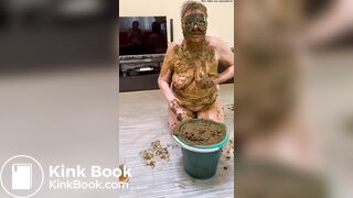 She loves cowshit! Vol met die bek in de mest!