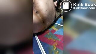 Girl ejecting shit with her ass