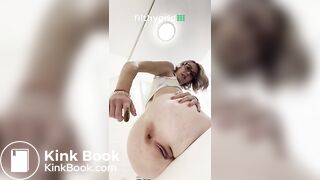 Trixie Fingers her asshole as she shits