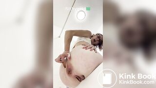 Trixie Fingers her asshole as she shits