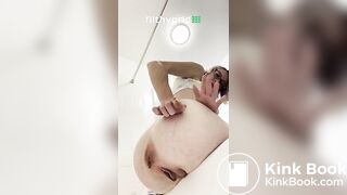 Trixie Fingers her asshole as she shits