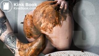 Shitting on a big foot @SCATDARK