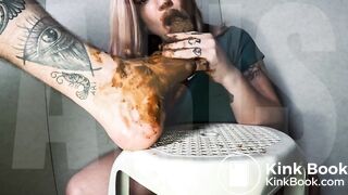 Shitting on a big foot @SCATDARK