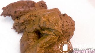 Fat Trans Woman Takes a Sloppy Shit