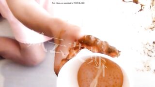 She eats hubbies shit #2