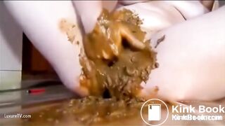 masturbating and fisting pussy with shit