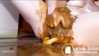 masturbating and fisting pussy with shit