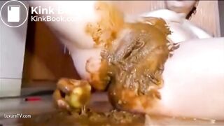 masturbating and fisting pussy with shit