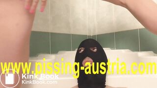 mistress vivien piss on maskjoe