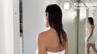 Milf Argentina lets her face pee