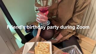 ズームで友達の誕生日会中、尿意を催しバレないように少しずつおもらしするも