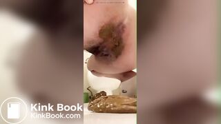 Messy ass girl shits creamy bomb