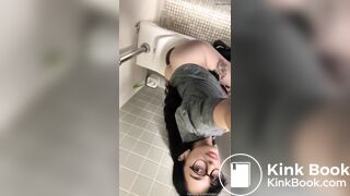 Sexy girl pooping - video 64