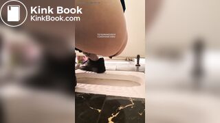 Girl pooping in public toilet3