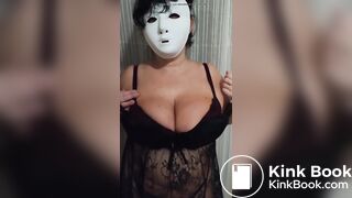 La tettona caga nel piatto