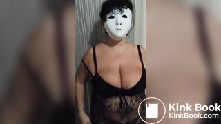 La tettona caga nel piatto