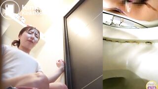 Pretty Japanese girl Pooping - video 2