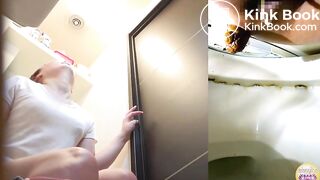 Pretty Japanese girl Pooping - video 2