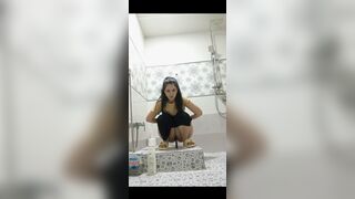 Sexy Iranian Woman Records Herself Shitting
