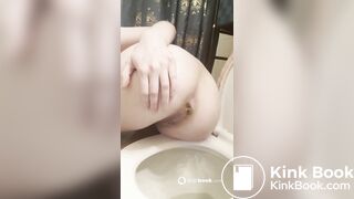 HOT WHITE GIRL SHITTING IN TOILETT